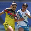 Jana Gutiérrez y Yulexi Diaz, durante el partido de Puebla vs América.