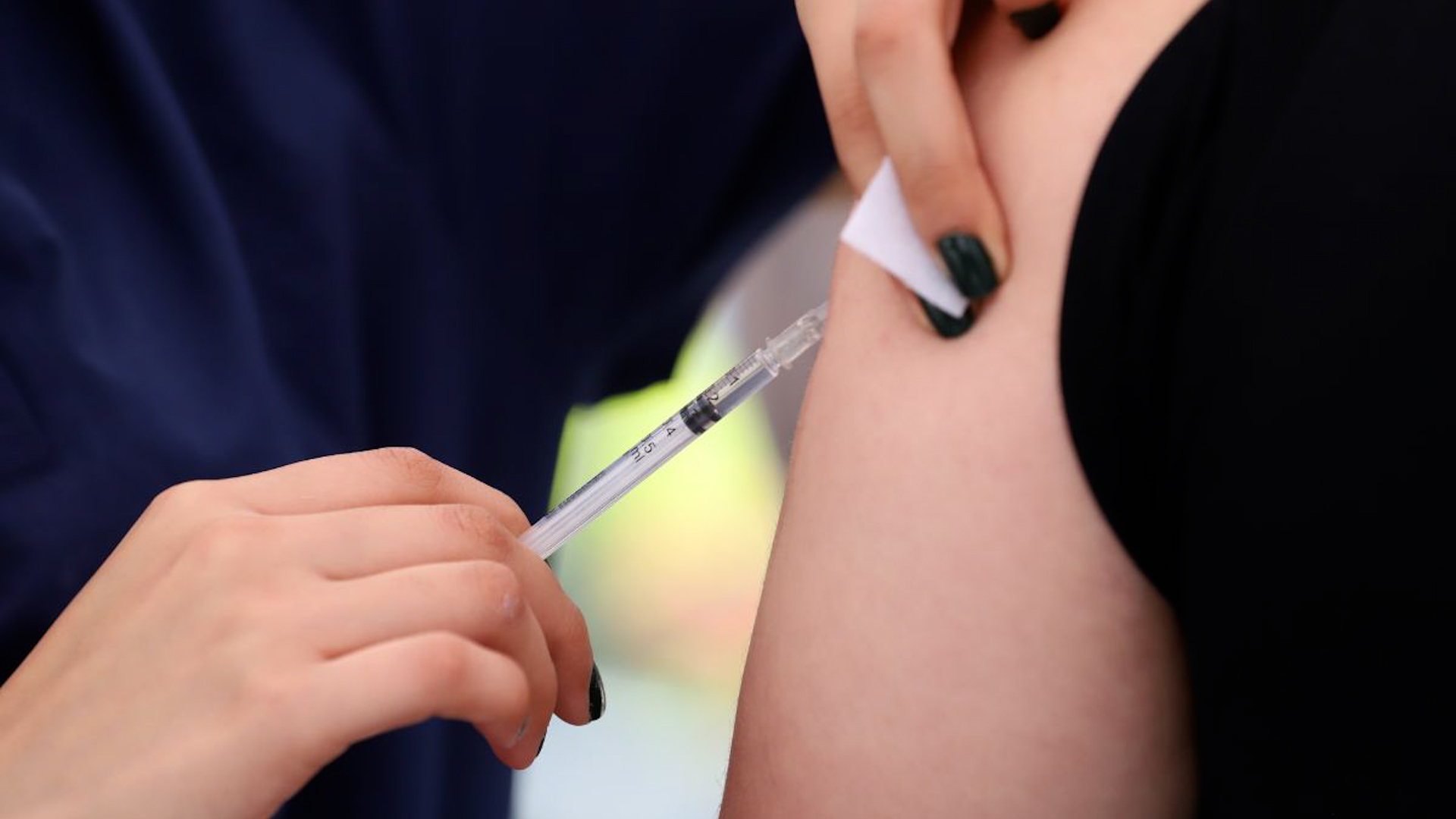 Conoce las clínicas del IMSS en Nuevo León con módulos Drive-Thru para la vacuna contra el sarampión este 28 y 29 de marzo. Horarios de 8:00 a 20:00 horas.