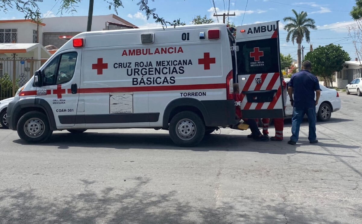 Paramédicos de la Cruz Roja atendiendo el reporte de un hombre con heridas por arma blanca en Rincón La Merced.