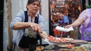 Cocinera de gorditas en la Feria de la Gordita en La Resurrección, Puebla