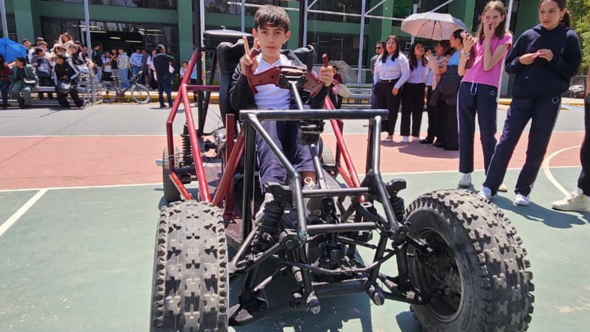 Niño montado en un vehículo motorizado hecho artesanalmente.