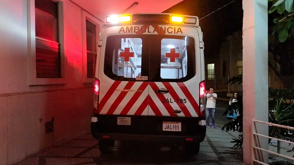 Hombre recibe golpiza por grupo de sujetos en el centro de Guadalajara