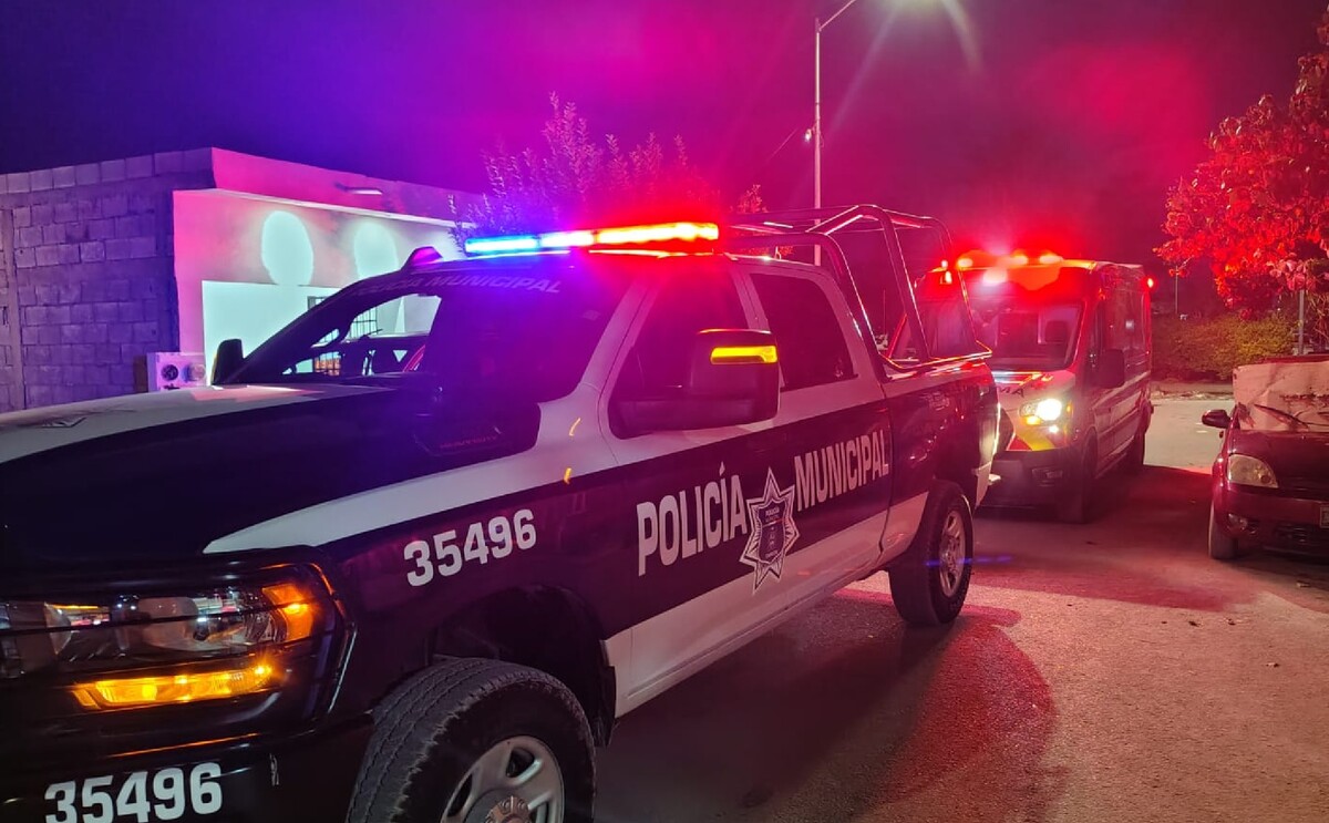 Patrulla de la Policía Municipal de Torreón y Cruz Roja Mexicana al exterior de vivienda en Veredas La Paz.