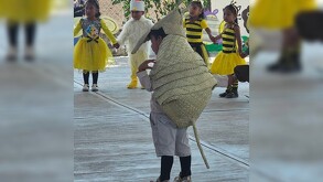 El pequeño armadillo sobresalió no solo por su vestimenta si no por su actitud al participar en el Festival de Primavera.