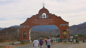 Peregrinos avanzan por la Sierra Madre Occidental rumbo a Talpa de Allende.