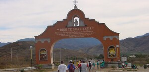Peregrinos avanzan por la Sierra Madre Occidental rumbo a Talpa de Allende.