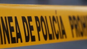 Cinta amarilla de prohibido el paso en color amarillo