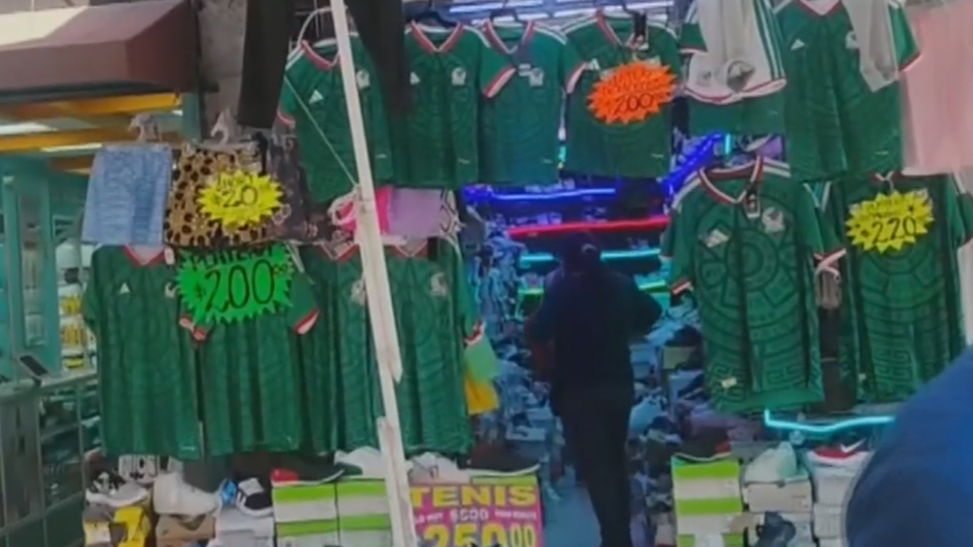 ¿Original o pirata? En CdMx la playera de la Selección Mexicana cuesta desde 350 hasta 3,000 pesos rumbo al Mundial 2026. Conoce las diferencias de calidad.