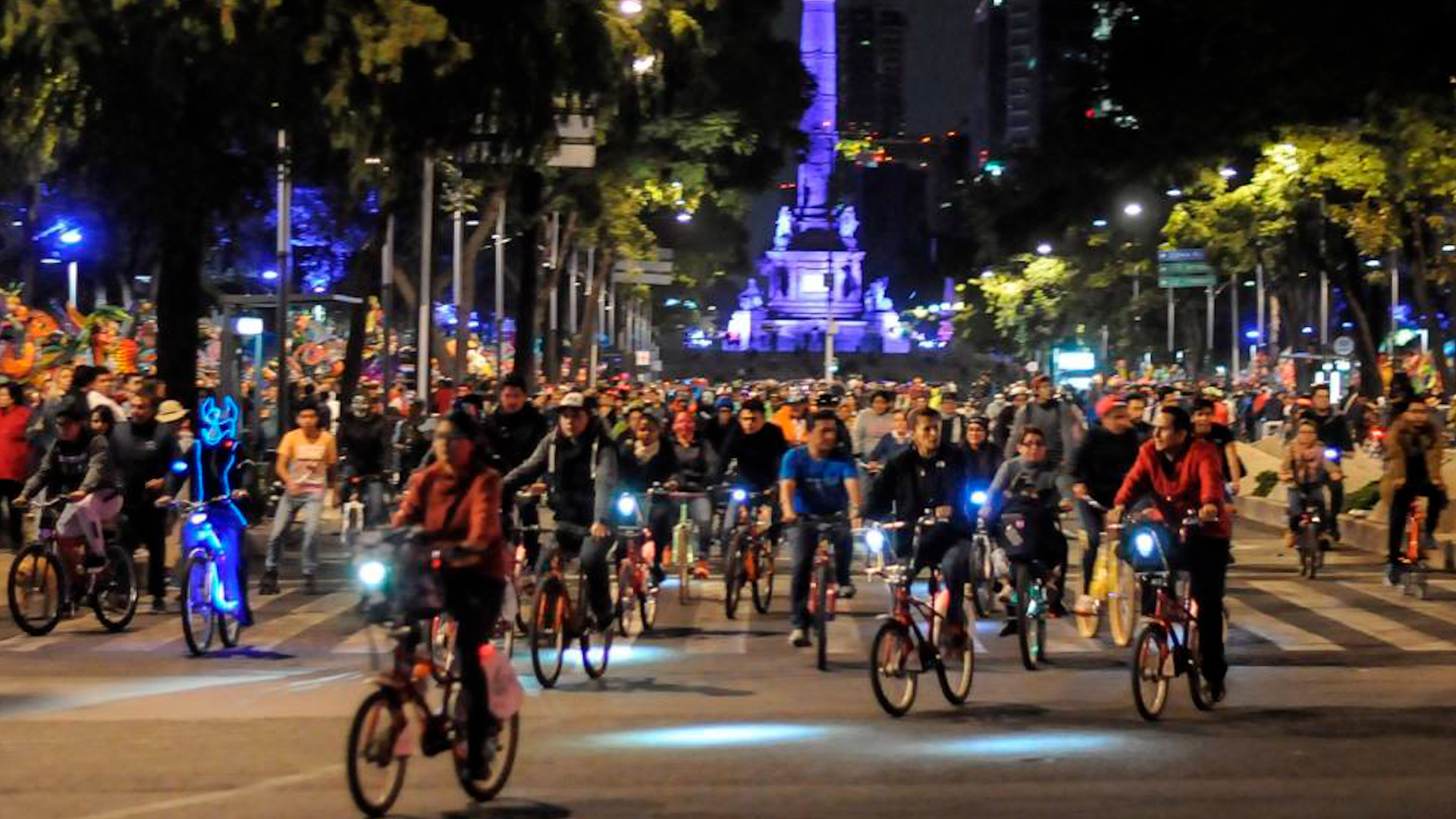 Prepárate para el Paseo Nocturno de Primavera en la CdMx. Conoce la ruta de 22 km, horarios y cómo llevar tu bicicleta en el Metro y Metrobús este sábado.