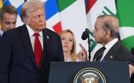 El presidente de Estados Unidos, Donald Trump (izquierda), escucha la intervención del primer ministro de Pakistán.