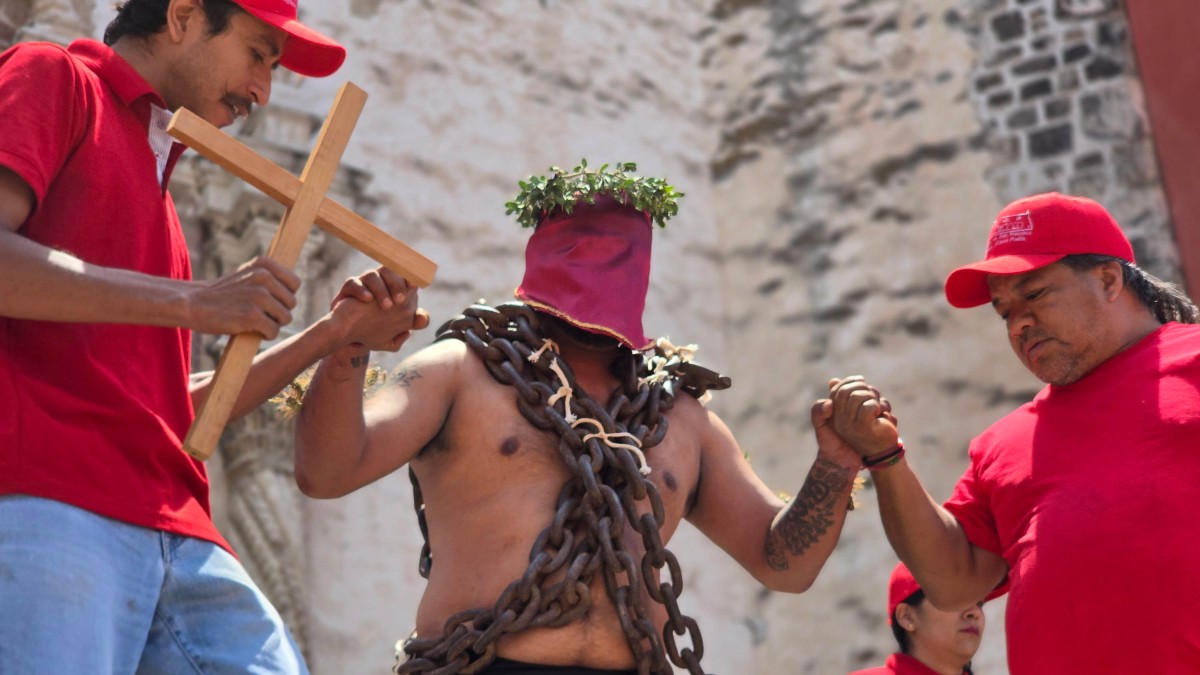 Hombre participa en la procesión de los Engrillados en Atlixco