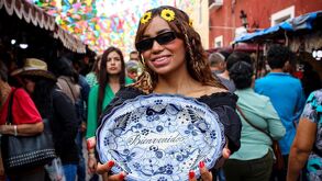 Turista sostiene un plato de bienvenida a Atlixco