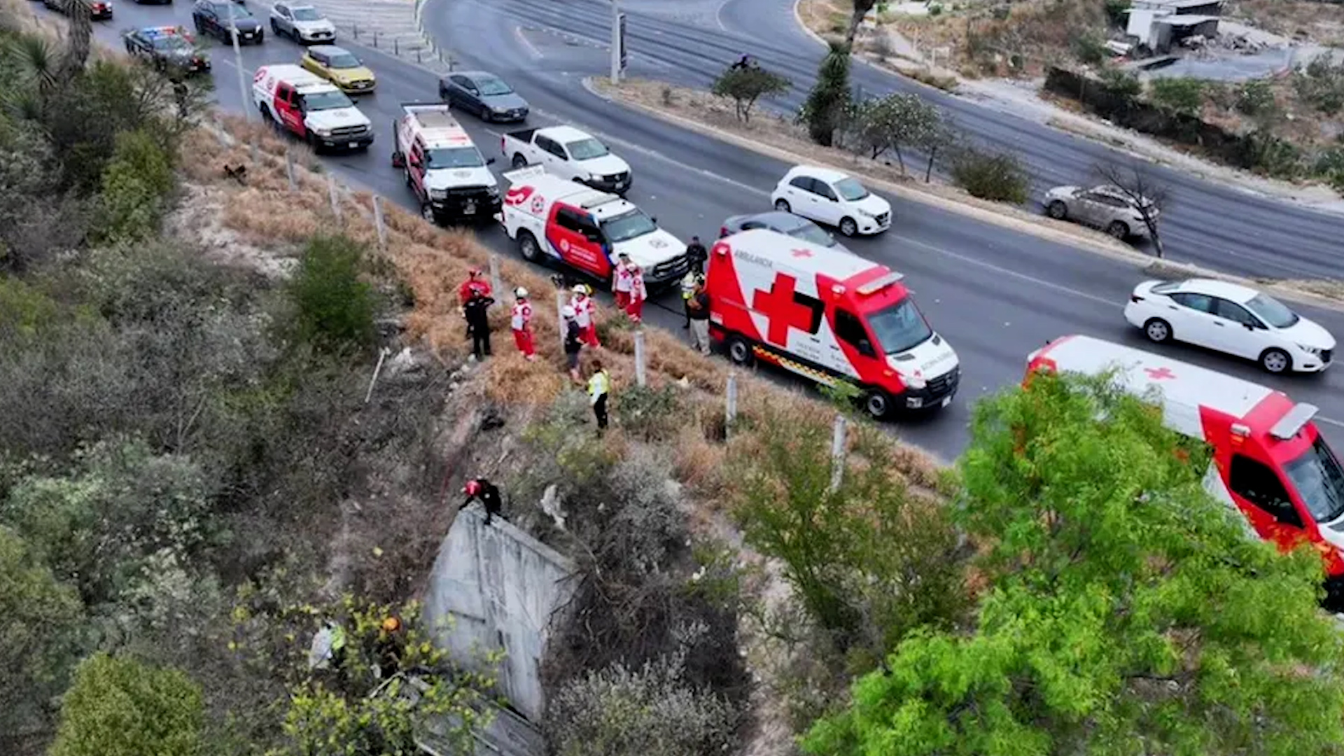 Durante varios minutos elementos de rescate realizaron labores para salvar a los ocupantes del vehículo involucrado.