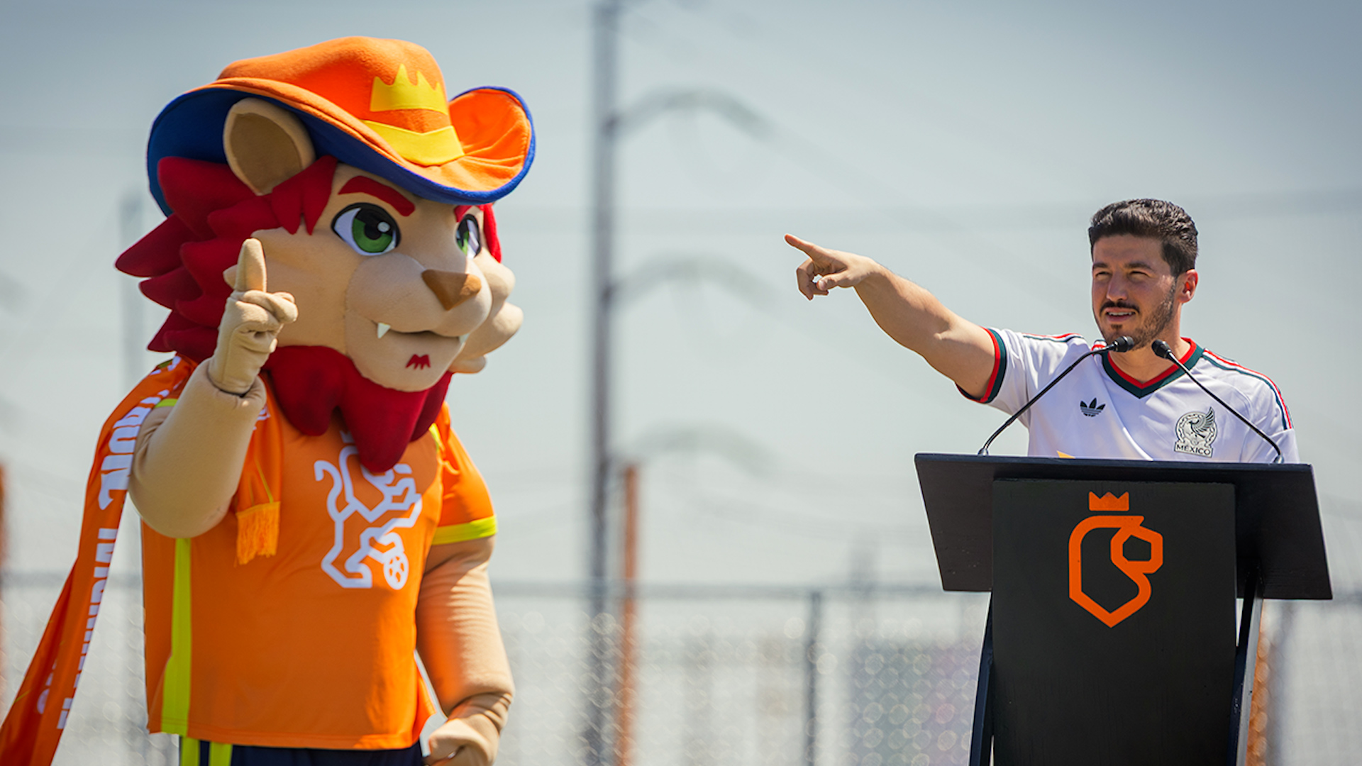 Nuevo León presentó a Leo, la mascota oficial para el Mundial 2026. Mariana Rodríguez encabezó el evento en Parque Fundidora con miles de estudiantes.