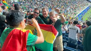 Aficionados de la Selección de Bolivia en el Estadio Monterrey.