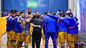 Jugadores de Tigres abrazados antes de un partido de Liga MX.