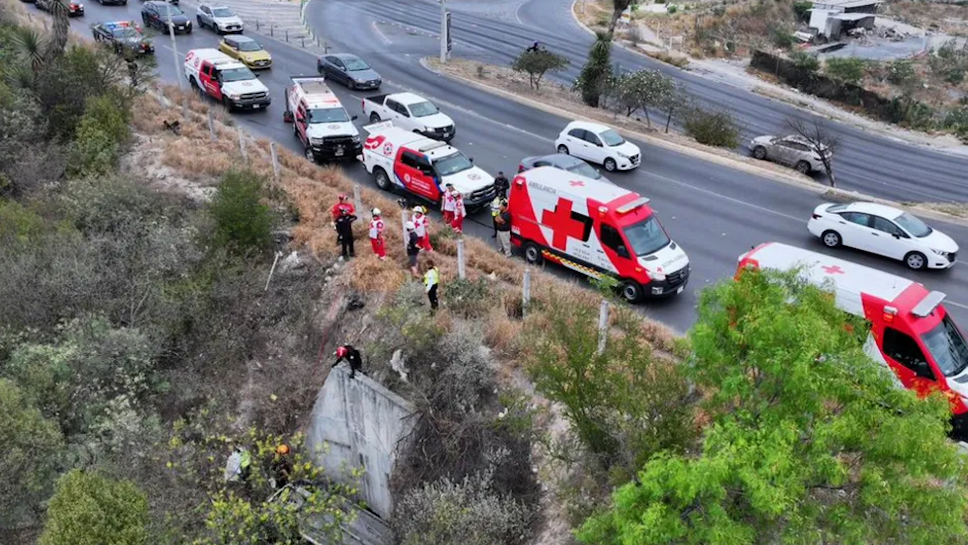Aparatosa volcadura de una camioneta en Paseo de los Leones dejó personas atrapadas y varios lesionados, movilizando a cuerpos de auxilio en Monterrey.
