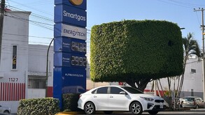 Automóvil blanco estacionado frente al letrero de una gasolinera Smartgas en Jalisco