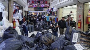 Bolsas llenas de producto apócrifo en plaza en Tepito