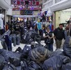 Bolsas llenas de producto apócrifo en plaza en Tepito