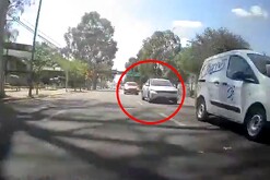 Auto a punto de impactar otro vehículo detrás de una camioneta sobre Avenida Vallarta en Guadalajara