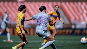 Jugadoras de Tigres y América Femenil en el partido amistoso del Golden Clash.