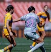 Jugadoras de Tigres y América Femenil en el partido amistoso del Golden Clash.