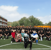 La maestra Marie Ange lidera a 200 estudiantes de Monterrey en una coreografía Afro Latina inspirada en el Mundial. El arte y el deporte se unen en las escuelas