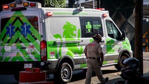 Ambulancia de la Cruz Verde de Guadalajara con un oficial de Protección Civil y Bomberos caminando a un lado