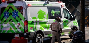 Ambulancia de la Cruz Verde de Guadalajara con un oficial de Protección Civil y Bomberos caminando a un lado