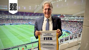 Juan José Frangie con un banderín del Mundial 2026.