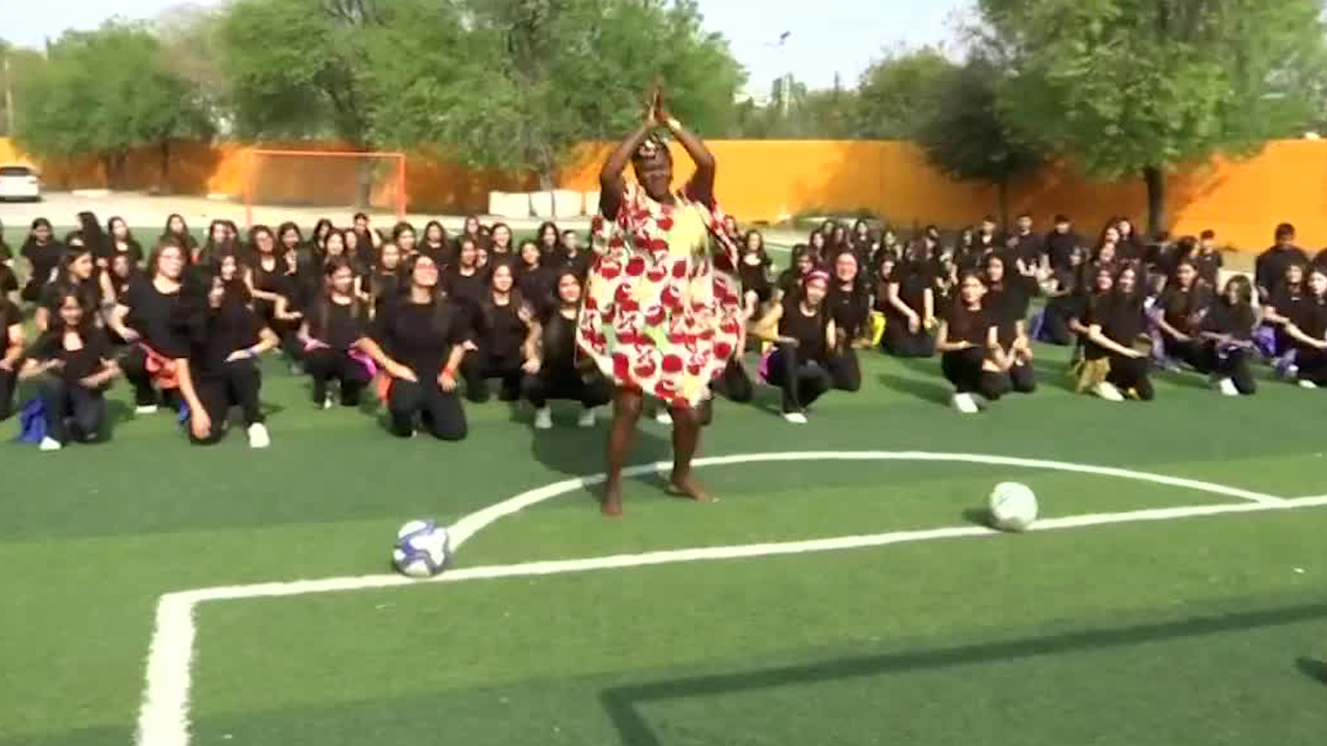 Una maestra de danza creó una coreografía donde fusionó ritmos latino y africanos.