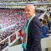 Gianni Infantino, presidente de la FIFA presente en el repechaje entre Nueva Caledonia y Jamaica.