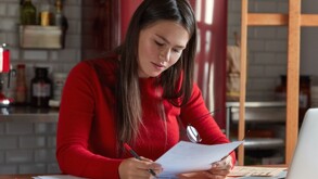 Persona haciendo cuentas para su Declaración Anual