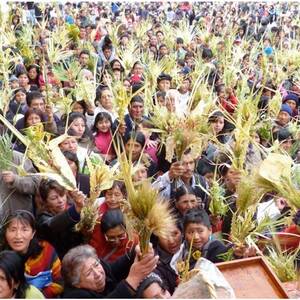 Grupo de personas con ramos