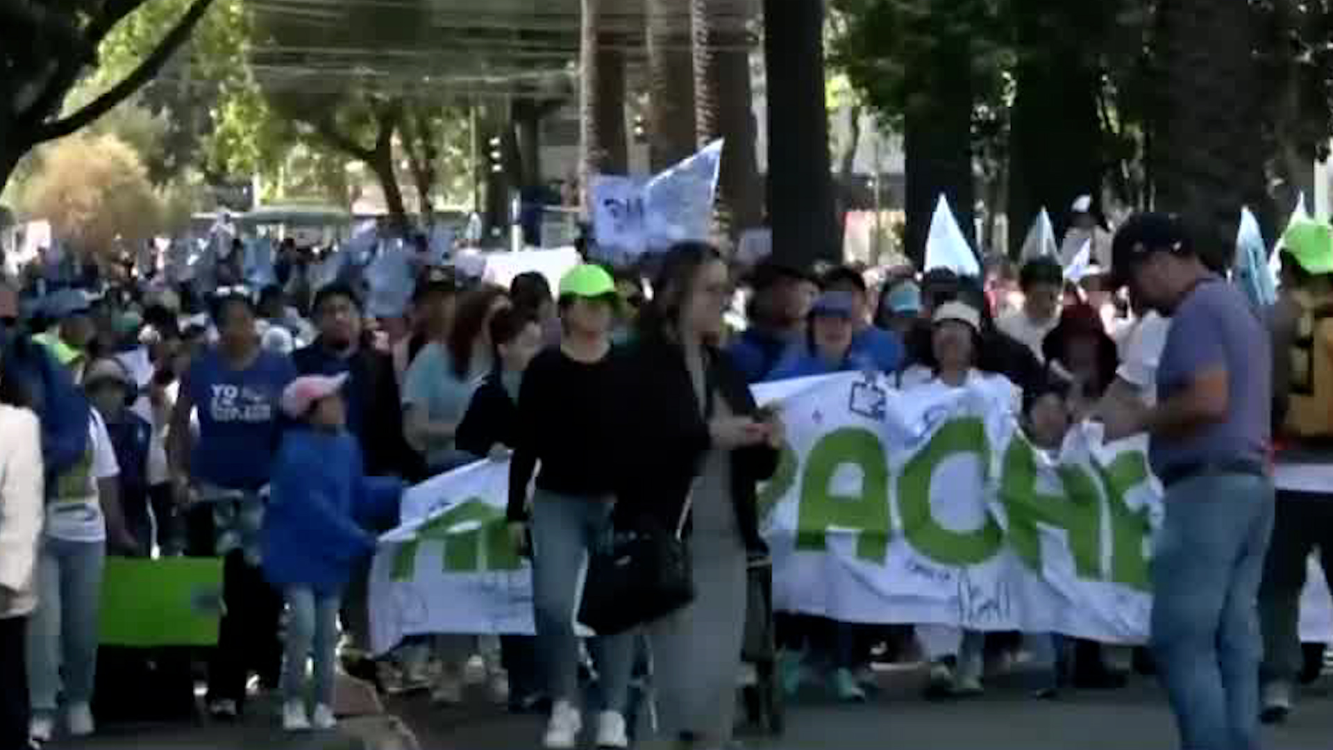 Familias completas y pacientes con esta condición invaden las calles del Centro de la Ciudad de México.