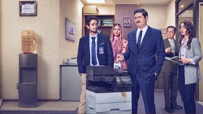 En la nueva serie de Prime Video aparecen varias escenas en las que se detecta la violación de derechos laborales por parte del dueño de la empresa.