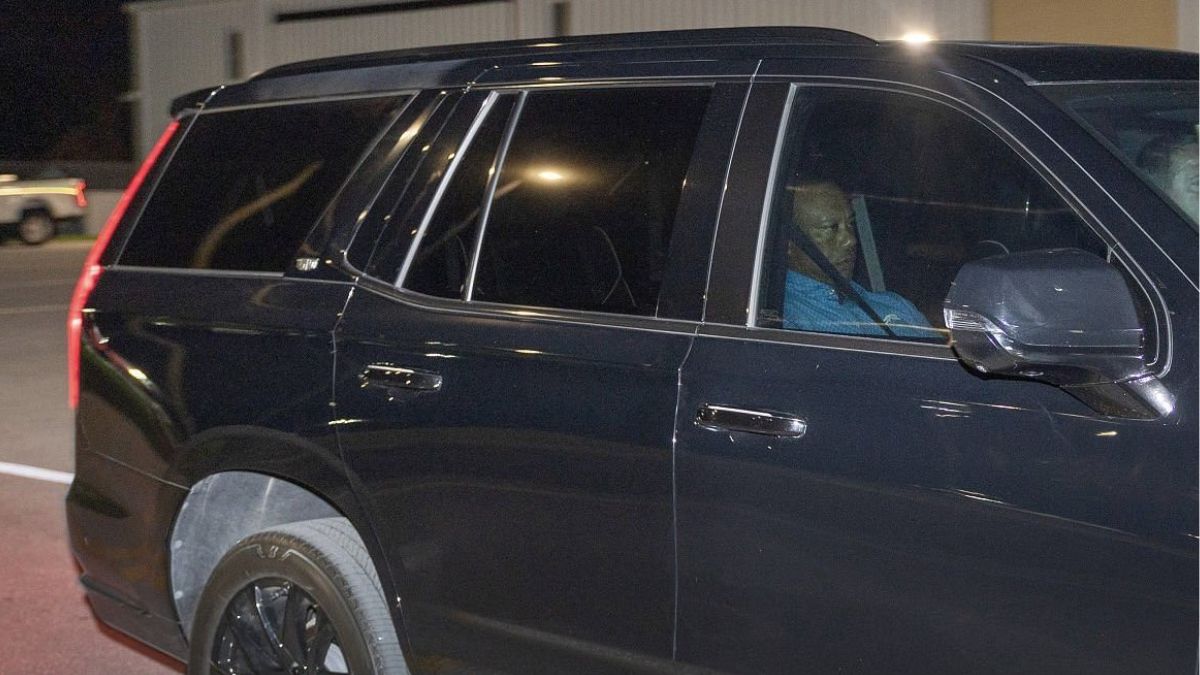 Tiger Woods abandonando los separos.