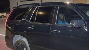 Tiger Woods abandonando los separos.