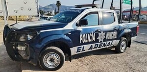 Patrulla de la Policía Municipal de El Arenal estacionada sobre un camino de tierra al lado de un tramo carretero