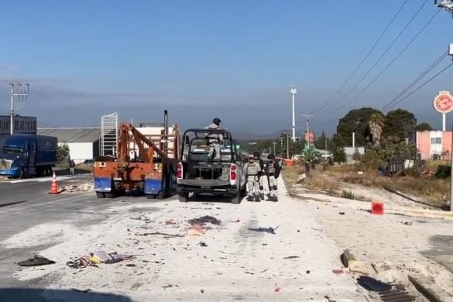 Patrulla y elementos de la Guardia Nacional al lado de un camión sobre una carretera de Michoacán