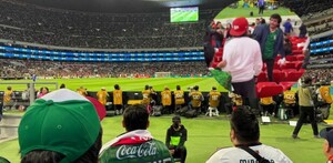 Aficionados en el Estadio Banorte peleando.