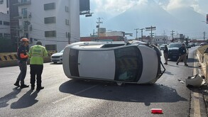 Auto volcado en avenida Revolución en Monterrey.