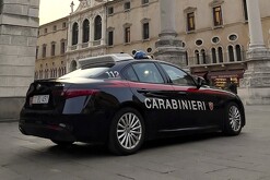 Alumno apuñala a profesora en Italia dentro de escuela; el agresor menor es detenido, sin embargo, no será considerado penalmente responsable.