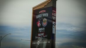 BMO Stadium anunciando el partido Chivas vs Atlas.