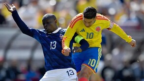 James Rodríguez y N'Golo Kanté en el Colombia vs Francia.
