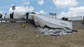 Un tráiler cargado con latas de chiles volcó en la carretera Apodaca–Santa Rosa.