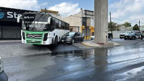 Choque de camión y auto en Monterrey.