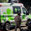Ambulancia de la Cruz Verde de Guadalajara con un oficial de Protección Civil y Bomberos caminando a un lado