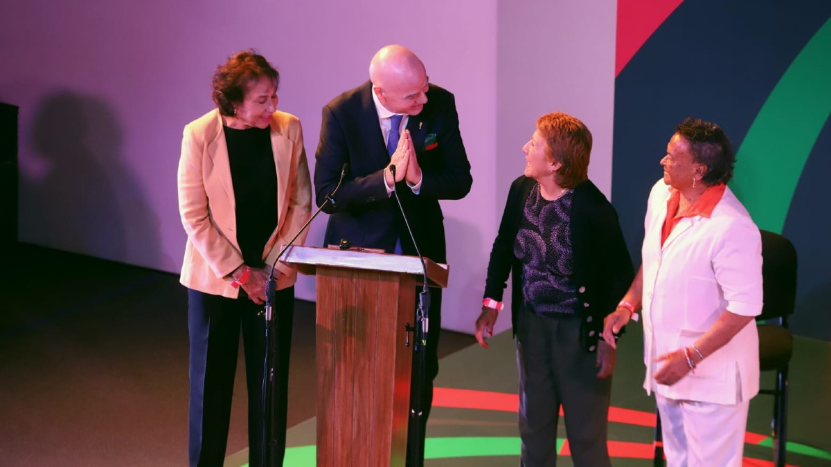 Infantino posa con tres futbolistas mexicanas